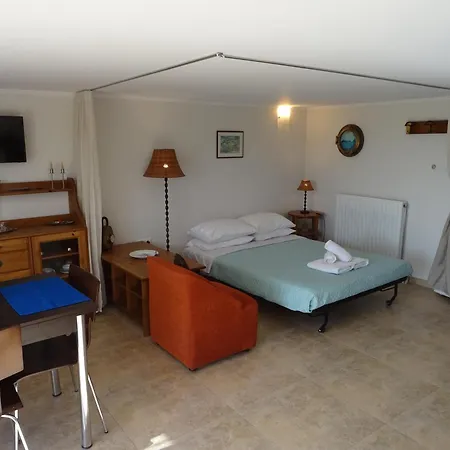 Melilofos Ground Floor Poolside Apartment